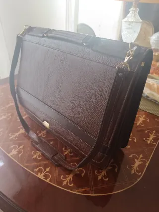 Cartera ejecutiva marrón