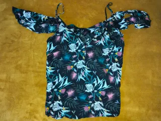 Camiseta tirantes manga caída floral