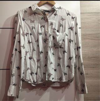 Blusa con estampado de mariposas