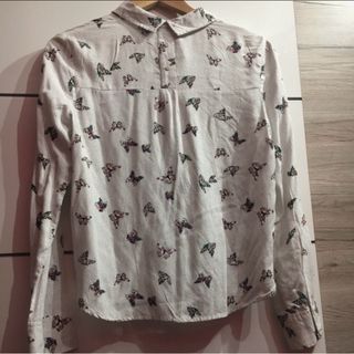 Blusa con estampado de mariposas