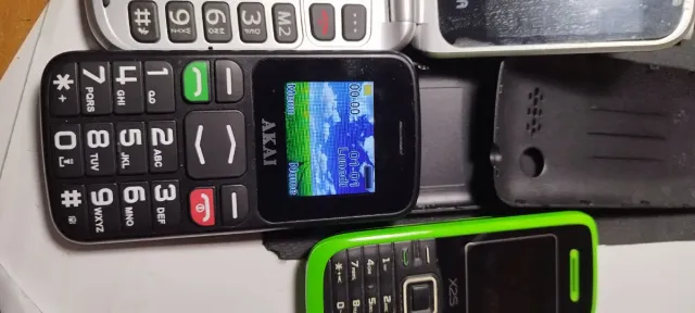 Lotto 4 telefoni cellulari per anziani