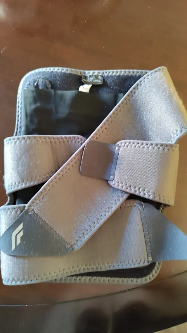 Ginocchiera FUTURO Ajustable Estabilizadora Confort