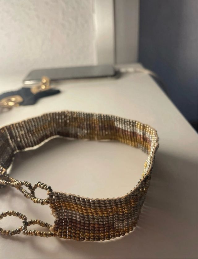 Choker dorato e multicolore, nuovo di zecca