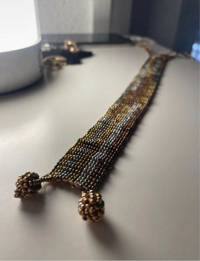 Choker dorato e multicolore, nuovo di zecca