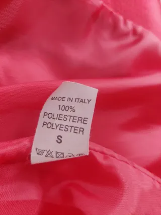 Trenca roja con capucha y pelo