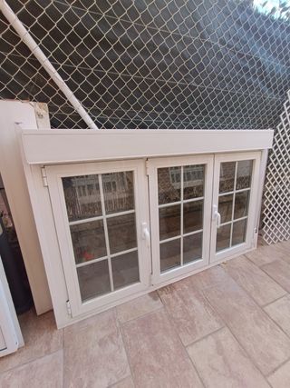 Reja de ventana blanca y Ventanas con mosquiteras