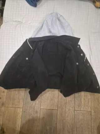 Chaqueta tejana con gorro desmontable