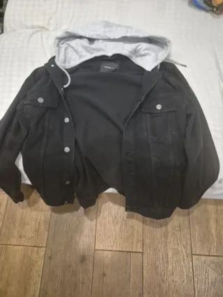 Chaqueta tejana con gorro desmontable