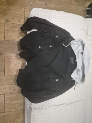 Chaqueta tejana con gorro desmontable