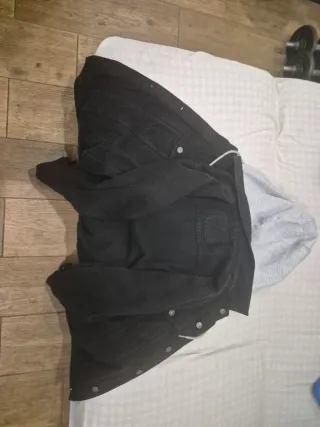 Chaqueta tejana con gorro desmontable