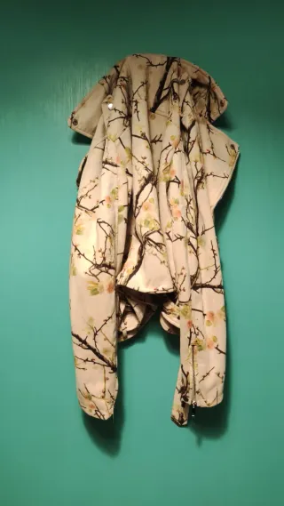 Cazadora floral beige