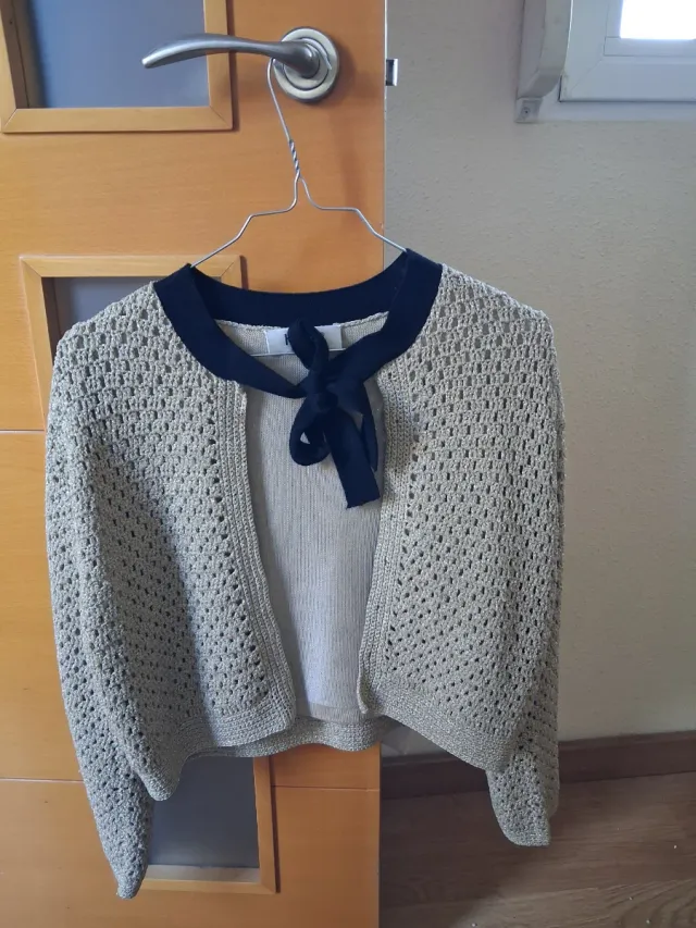 Rebeca dorada con lazada negra