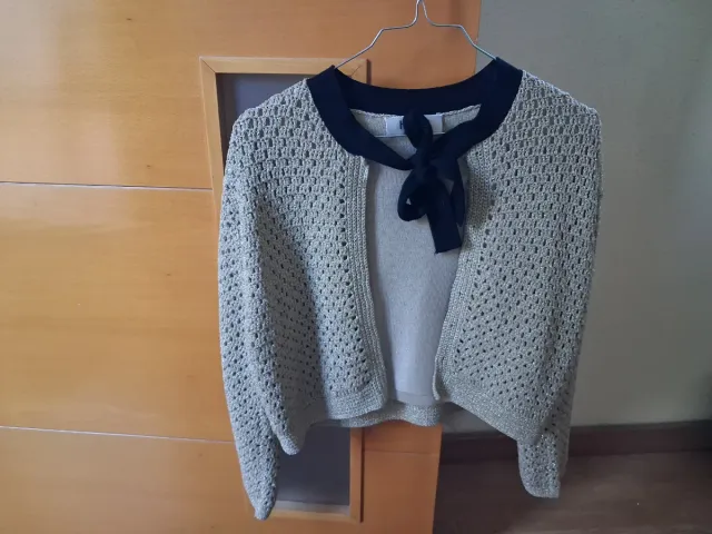 Rebeca dorada con lazada negra