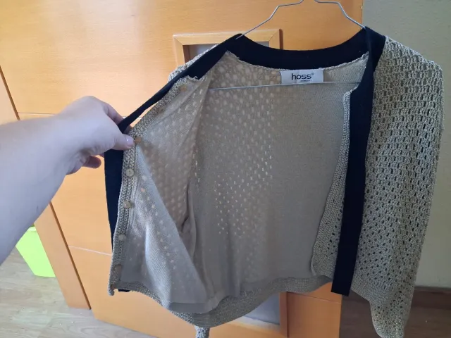 Rebeca dorada con lazada negra