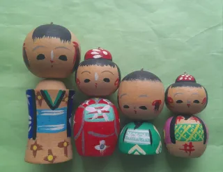 Famiglia di bambole giapponesi in legno