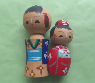 Famiglia di bambole giapponesi in legno