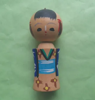 Famiglia di bambole giapponesi in legno