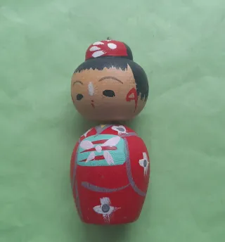 Famiglia di bambole giapponesi in legno