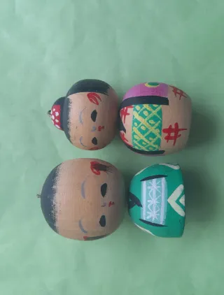 Famiglia di bambole giapponesi in legno