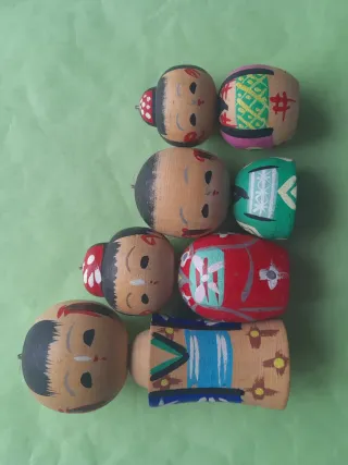 Famiglia di bambole giapponesi in legno