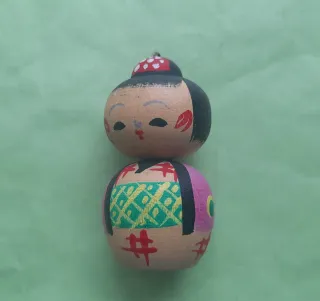 Famiglia di bambole giapponesi in legno