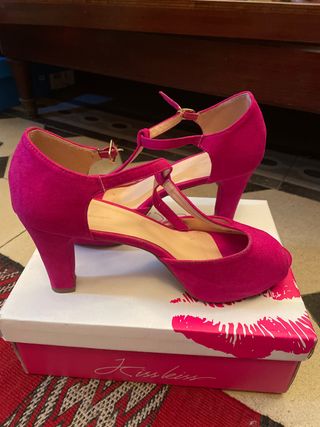 Zapatos de tacón rosa fucsia