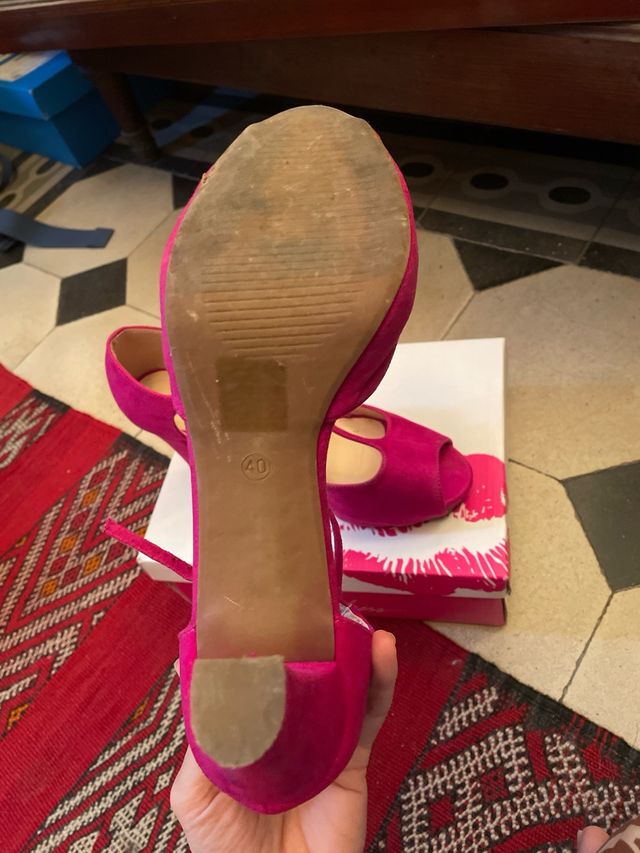 Zapatos de tacón rosa fucsia