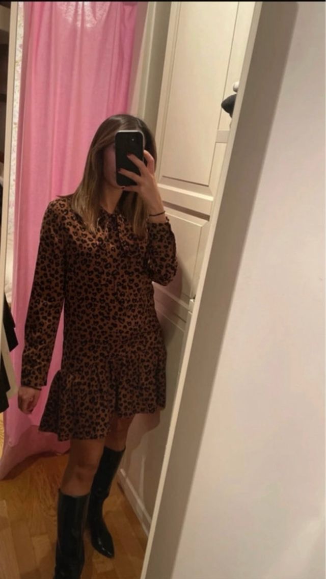 Mini abito animalier con balza e fiocco