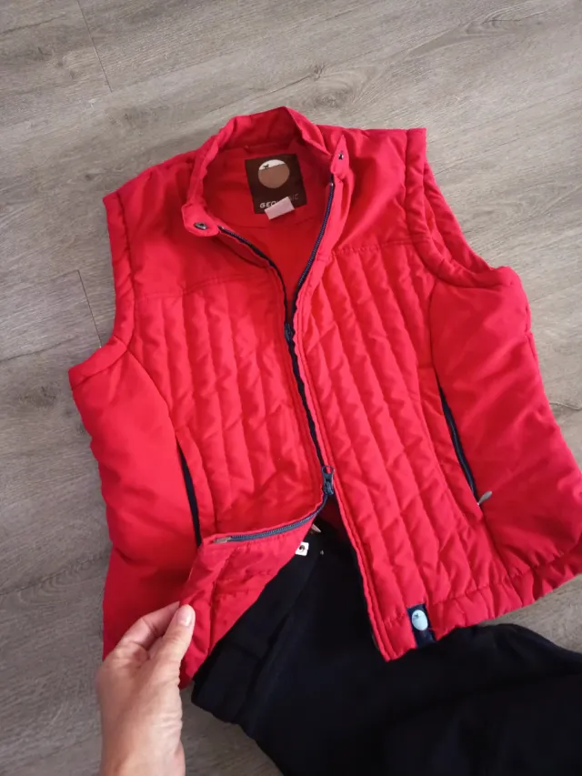 Giacca smanicata rossa, guanti e pantaloni equitaz