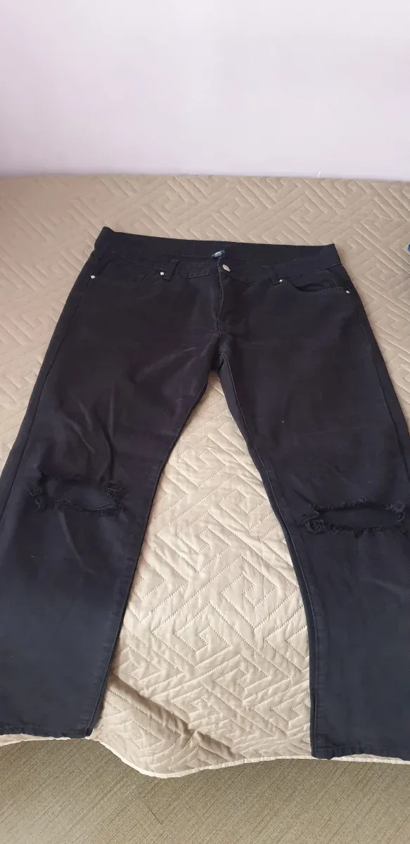 Pantalone modello jeans neri strappati 46