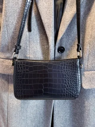 Borsetta nera effetto coccodrillo