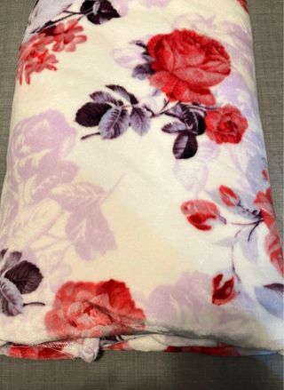Coperta in pile con rose rosse e viola
