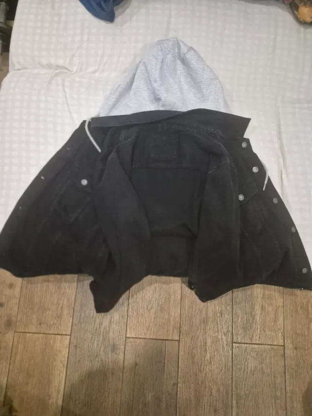 2 Chaquetas: 1 tejana y 1 polipiel