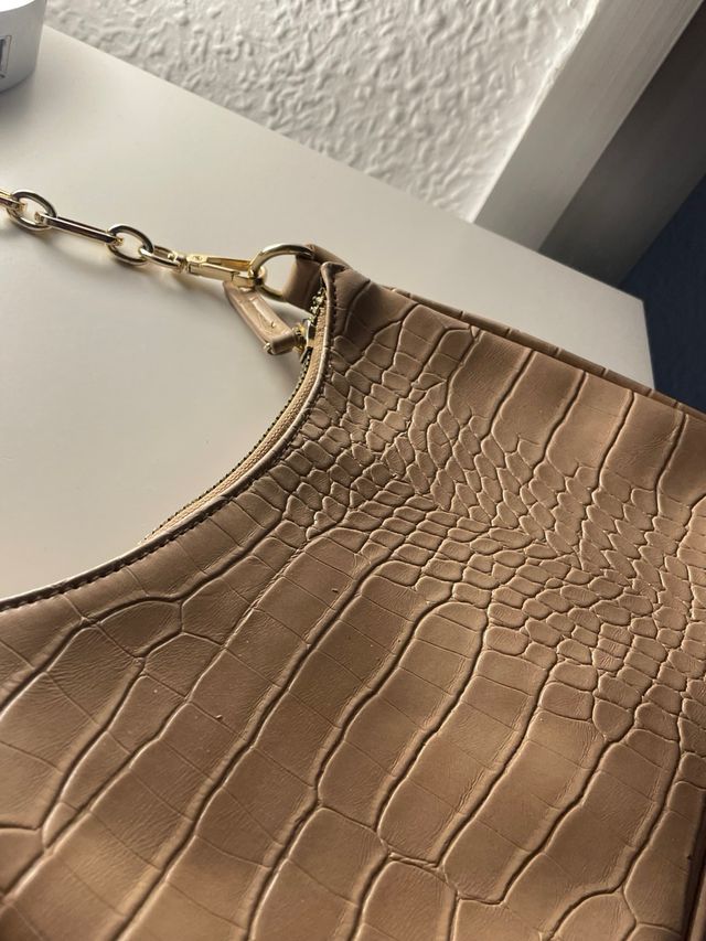 Borsa beige e dorata con catena