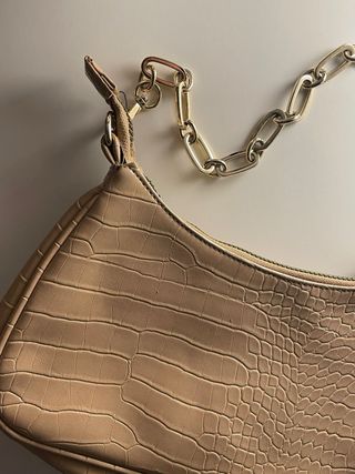 Bolso beige y dorado con cadena