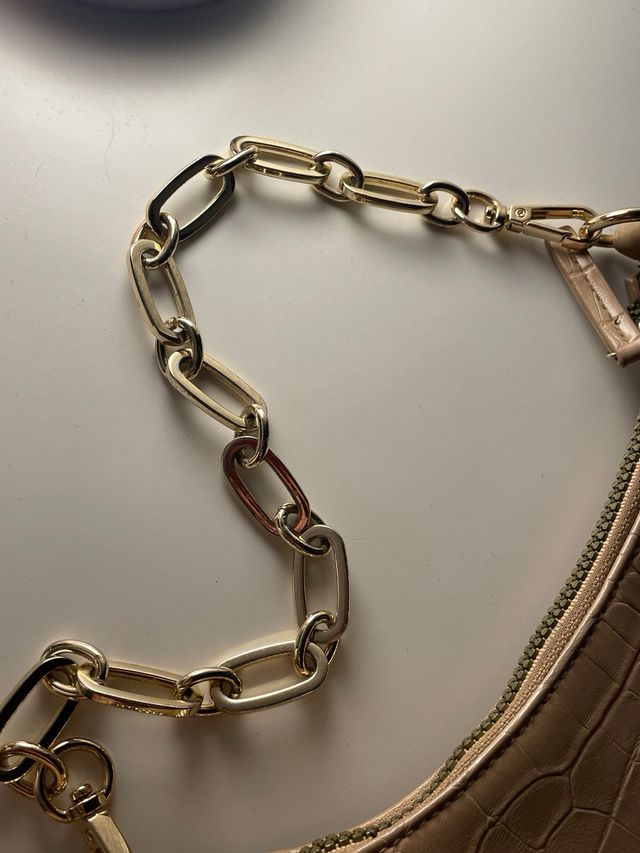 Borsa beige e dorata con catena