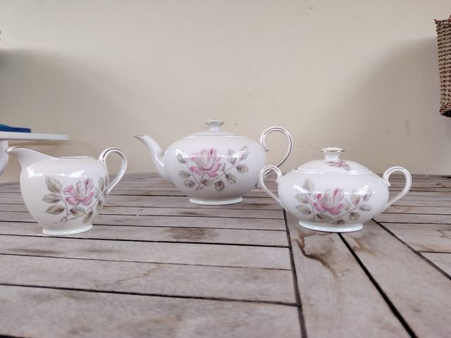 Trio servizio da tè in porcellana