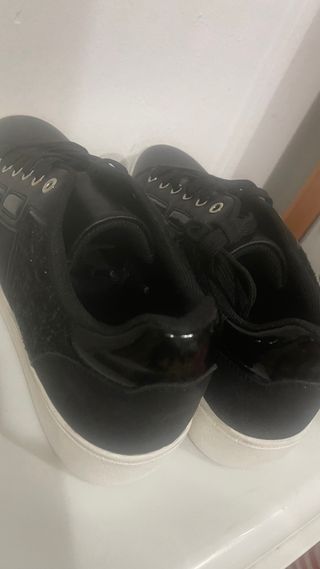 Zapatos negros de moda