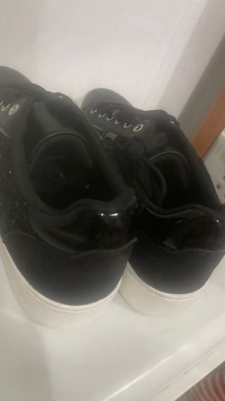 Zapatos negros de moda