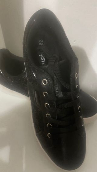 Zapatos negros de moda