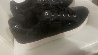 Zapatos negros de moda