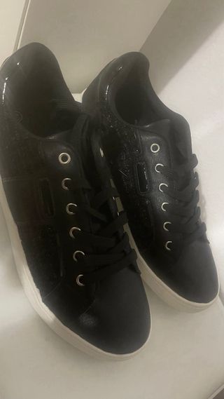 Zapatos negros de moda