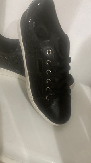 Zapatos negros de moda