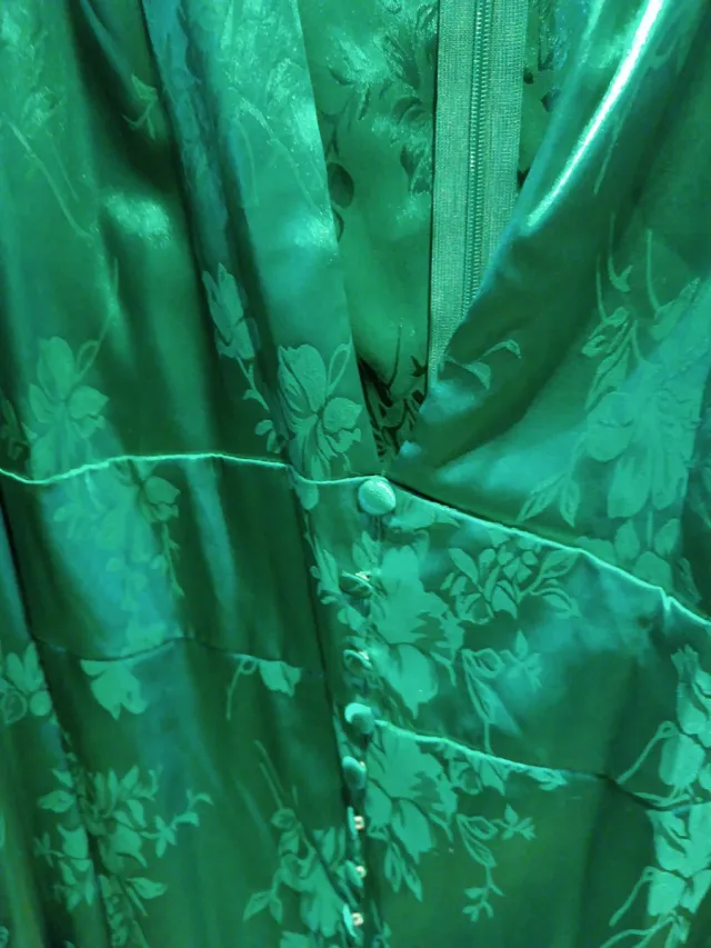 Vestido satén verde floral