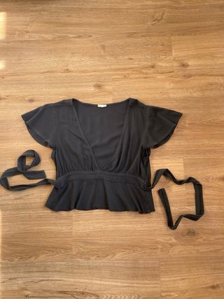 Blusa negra manga corta con atadura