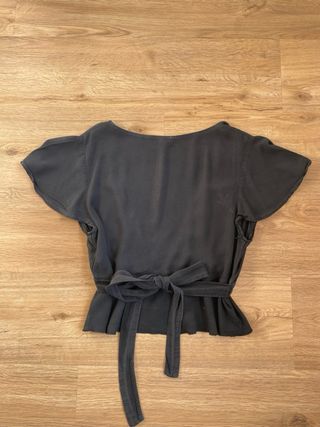 Blusa negra manga corta con atadura