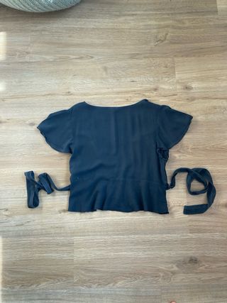 Blusa negra manga corta con atadura