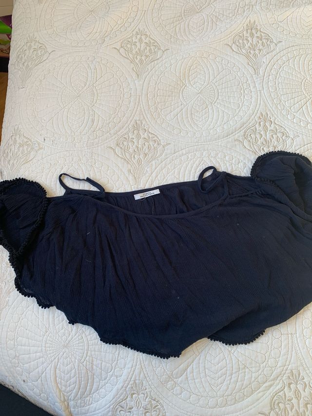 Top negro volantes hombros descubiertos