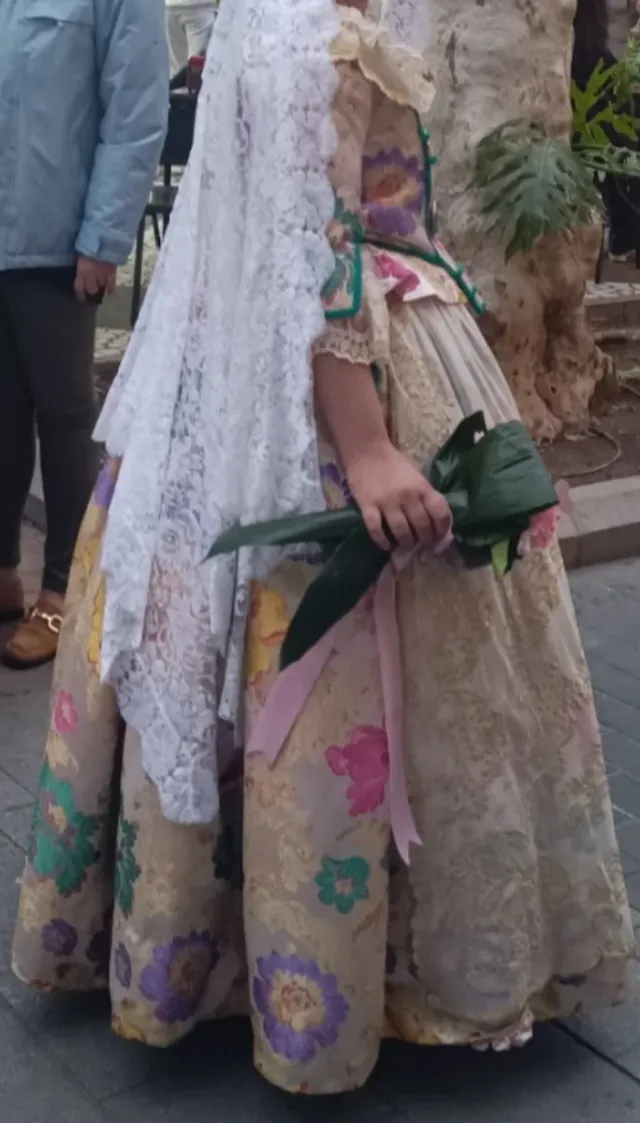 Traje de Fallera Blanco nacar destellos rosa