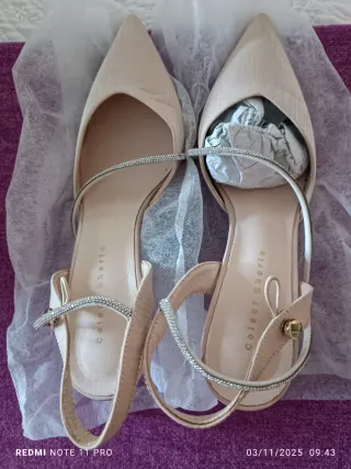Zapatos de tacón beige con pedrería
